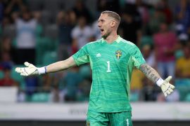 Aston Villa permanenkan kiper Robin Olsen