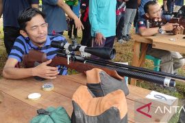 Ketua KONI Balangan motivasi para penembak dengan adakan lomba