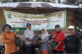 Unand serahkan bibit durian juara kontes pada pekebun Batu Busuk