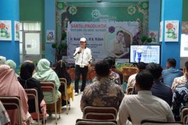Praktisi latih public speaking 50 pengajar sekolah Islam Terpadu Pekanbaru