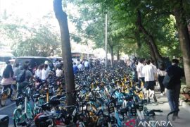 Hari pertama pemulihan Kota Beijing diwarnai antrean di mana-mana