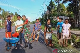Koramil Supiori bantu bersihkan sampah di pinggir jalan