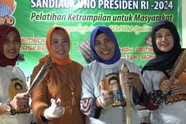 Emak-emak Sidoarjo ikuti pelatihan pembuatan otak-otak bandeng