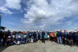 Jawa Satu Power lepas puluhan burung pleci dan tanam mangrove di pesisir pantai Karawang