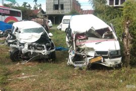 Tim SAR evakuasi penumpang terjepit minibus L300 di Aceh Besar