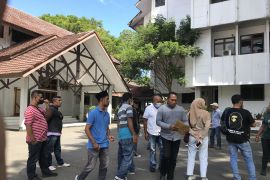 Sejumlah warga Negeri Latuhalat Ambon tolak pelantikan raja