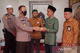 Polres Meranti serahkan zakat mal profesi ke Baznas