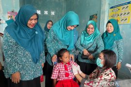 Ketua PKK Natuna mendorong percepatan imunisasi anak