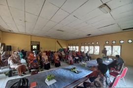 Agar melek politik, Badan Kesbangpol Pasbar berikan pendidikan politik kepada kaum perempuan