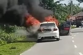Diduga konsleting, sebuah sedan terbakar di Bengkalis