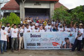 Ratusan pelaku UMKM dan milenial dilatih membuat kerajinan cendera mata