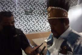 Pemkab Biak Numfor minta ASN gunakan identitas adat saat bekerja