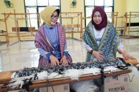 Dekranasda Pontianak kunjungan kerja ke Sentra IKM Tenun Sambas