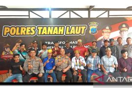 Ketum DAD Kalsel dan keluarga Muhdi silaturahmi ke Polres Tanah Laut