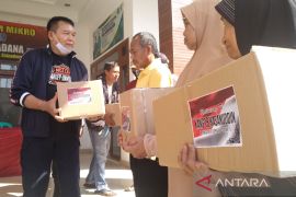 Warga perkampungan di Sumedang dapat bantuan sembako