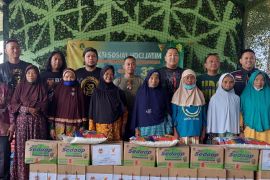 HDCI Jatim dan KIKAV 8 kolaborasi bagi-bagi sembako