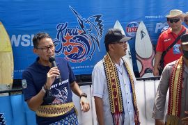 Sandiaga Uno disambut arak-arakan menuju lokasi pembukaan Krui Pro 2022
