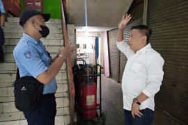 PDPS memperbarui alat pemadam api di pasar tradisional Kota Surabaya