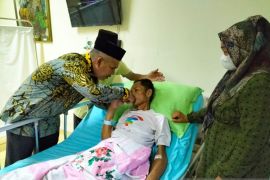 Bupati Kampar besuk Mahnizar, jurnalis dirawat di Pekanbaru