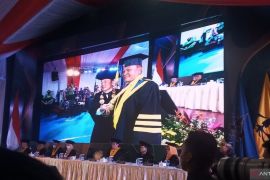 Jenderal Dudung Abdurachman raih gelar doktor predikat cum laude