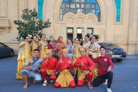 Seniman tari Kediri kenalkan pakaian khas di Turki
