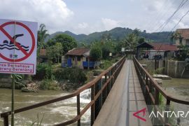 BPBD Sukabumi memasang rambu keselamatan di sejumlah titik aliran sungai