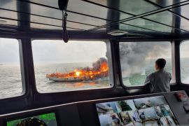 Satu orang meninggal dalam kebakaran kapal di perairan Karimun