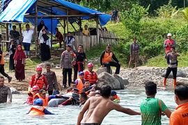 Dua pelajar di Padang ditemukan tewas terseret arus sungai