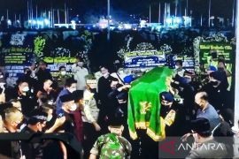 Solawat nabi dan tangis warga iringi kedatangan jenazah Eril