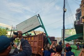 Petugas gabungan bongkar papan nama Khilafatul Muslimin