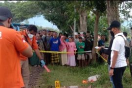 Sesosok mayat pria tanpa identitas ditemukan tergeletak di pinggir jalur pantura Situbondo