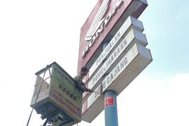 Tim  Terpadu Pemkot Medan tertibkan papan reklame ilegal