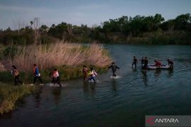 Donald Trump izinkan imigran ilegal terbang pulang gratis tinggalkan AS