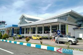 Mantan Bupati Busel diturunkan dari pesawat akibat bercanda soal bom