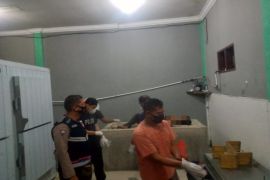 Ditemukan mayat Mr X dirumah kosong