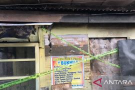Polisi evakuasi dua korban ledakan tabung elpiji
