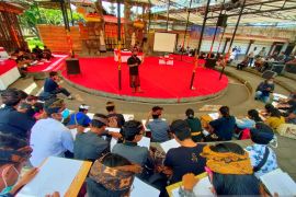 Remaja Bali dibekali "seni lukis wayang klasik" di ajang PKB