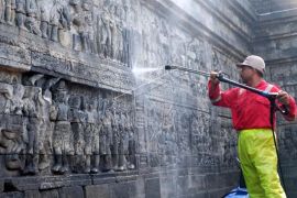 Aksi membersihkan Candi Borobudur