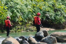 TRC Semen Padang bantu pencarian tiga pelajar hanyut di sungai