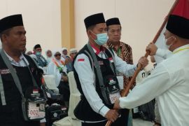 Bupati Labuhanbatu  lepas keberangkatan jamaah haji Kloter 5