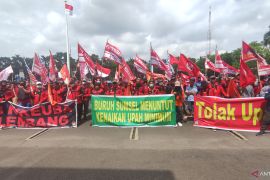 Ratusan buruh demo di Palembang tuntut kenaikan upah