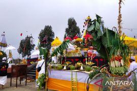 Puncak Yadnya Kasada, dua calon dukun pandita Tengger jalani "mulunen"