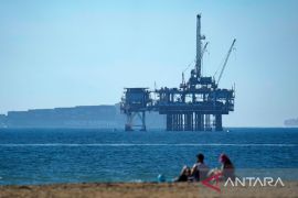 Harga minyak jatuh lebih dari dua persen karena Fed naikkan suku bunga