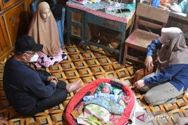 Bayi bernama "Achmad Fikry" dikunjungi Bupati HSS