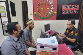 Mengenakan peci, buron kasus korupsi pembangunan Puskesmas di Inhil menyerahkan diri