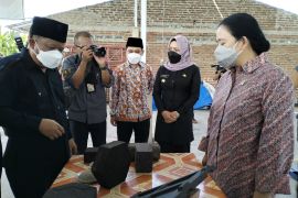 Puan Maharani serahkan sepatu bot kepada puluhan pemulung di TPA Mojokerto