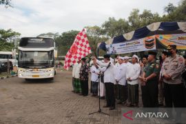 Jamaah haji Probolinggo dilepas dari objek wisata Miniatur Ka'bah
