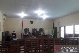 Seorang wanita baru sadari bersuami perempuan di sidang pengadilan