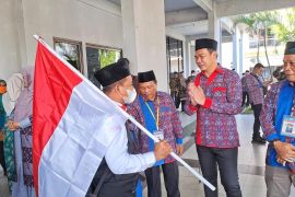 Bupati Kapuas Hulu antar calon haji ke Batam berangkat ke Arab Saudi