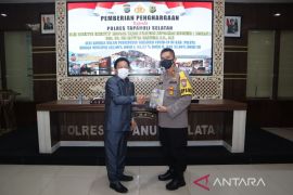 Capai vaksinasi 100 persen , Kapolres Tapsel terima penghargaan presisi dari Lemkapi